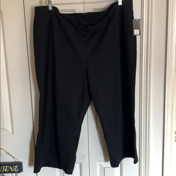 Old Navy Pants - Plus size women’s active capris Old Navy Pants - Plus size women’s active capris